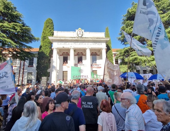 “No les va a salir gratis despedir de manera ilegal a más de 2.000 trabajadores. No solo se trata de familias que quedan en la calle sino que estas cesantías se traducen en el desmantelamiento de políticas públicas medulares”, dijo Aguiar.