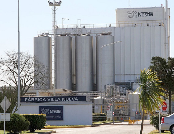 La empresa Nestlé de Córdoba anunció que cerrará su planta durante el mes de marzo, obligando a que todos sus trabajadores se tomen vacaciones en ese período de tiempo, sin tomar en cuenta lo que ellos tuvieran planeado.