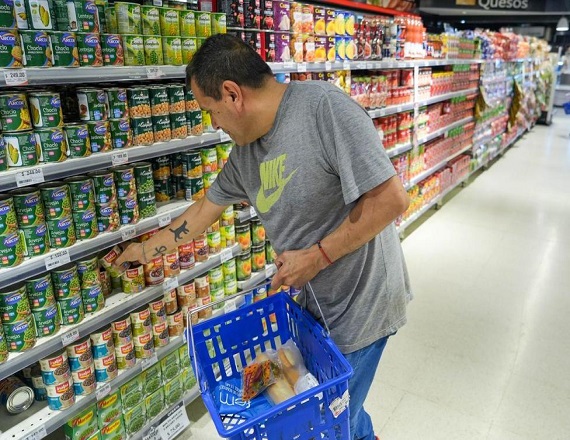 “Este método desactualizado oculta que el poder de compra de los salarios se redujo un 50% en los últimos años, solo mitigado por las negociaciones paritarias y conflictos salariales”, señala el comunicado.