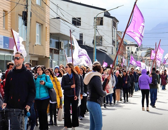 “Mientras se consolida un régimen económico que beneficia a unos pocos, la docencia sigue en las calles defendiendo la educación pública, como lo hemos hecho durante años”, afirmó Luana Pereira Sosa, Secretaria de Prensa del SUTEF.