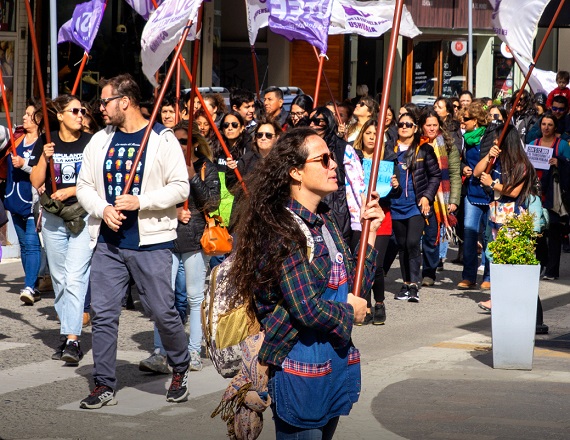 “Continuemos el plan de lucha de la docencia fueguina para que el Gobernador convoque a paritarias y ofrezca a la docencia fueguina un salario que nos garantice vivir con dignidad”, señala el comunicado del SUTEF.