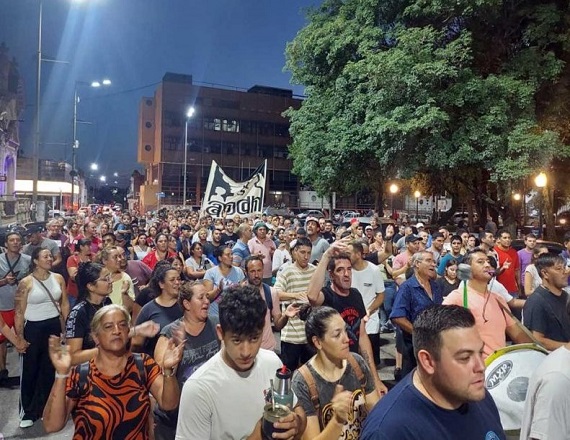 STIA denunció que Granja Tres Arroyos está desviando la producción a otras plantas en Gualeguay y Buenos Aires. Aducen que la maniobra es un intento de reducir el plantel laboral o recortar salarios. La empresa busca despedir a 700 empleados.