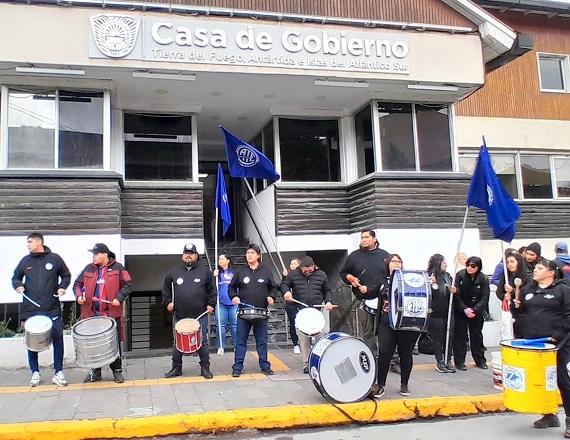 “Está organización solo busca mejorar el poder adquisitivo de los salarios de las y los compañeros estatales y así garantizar el acceso a la canasta básica alimentaria”, resaltó ATE Tierra del Fuego.