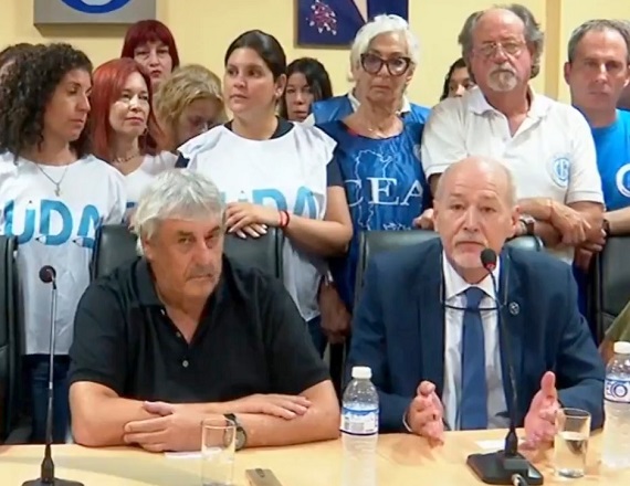 El paro nacional había sido convocado por los gremios docentes luego del ofrecimiento realizado por el Poder Ejecutivo que llevaba el salario mínimo docente garantizado a $500.000, muy por debajo de sus expectativas.