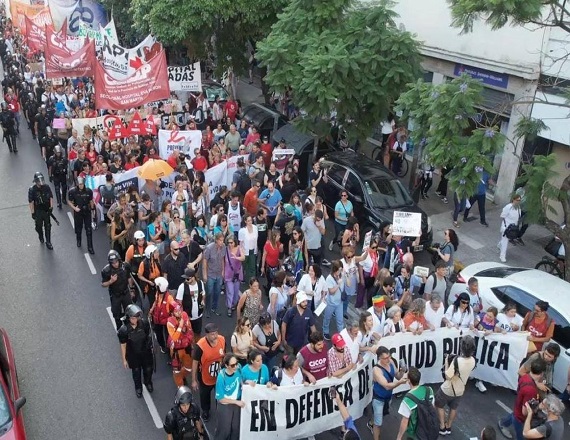 “Aunque las centrales sindicales se hayan borrado, se formó una gran acción unitaria y desde abajo. No podemos permitir tanto ataque a la salud pública”, resaltaron desde la Asociación de Licenciados en Enfermería (ALE).