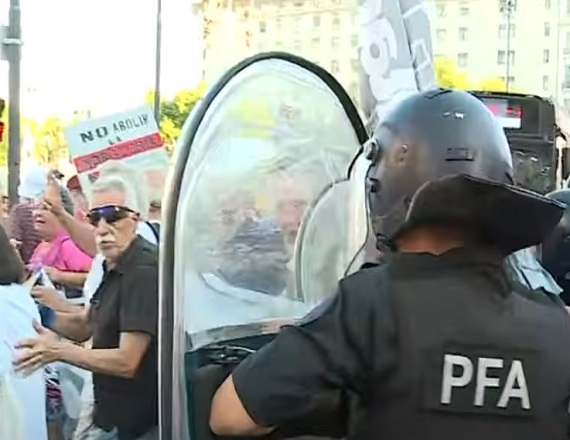 Efectivos de la Policía Federal y de Gendarmería reprimieron a los jubilados y al resto de manifestantes que se movilizaron como todos los miércoles frente al Congreso de la Nación.