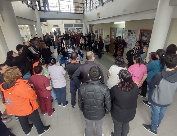 “Serán asambleas de una hora, empezaremos a las 8, a las 14 y a las 19 horas. En los CAPS hemos decidido a partir de las 10 de la mañana”, detalló la Secretaria Gremial de ATSA Tierra del Fuego, Silvia Pereyra.