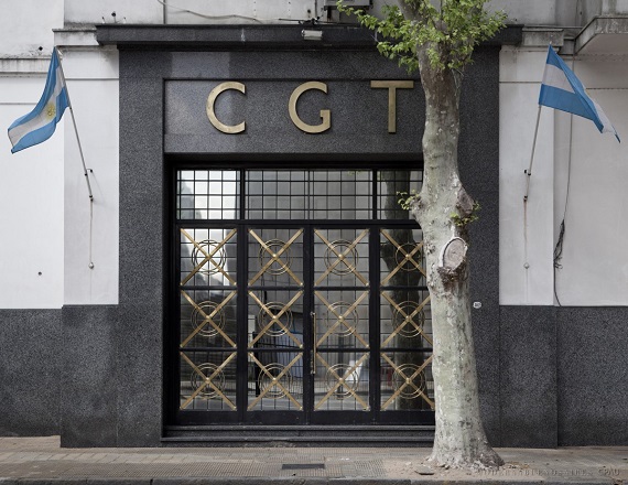 La CGT fue blanco de las críticas por su inacción gremial. El Cosecretario General de la CGT, Héctor Daer, confirmó un paro general de 24 horas antes del 10 de abril.