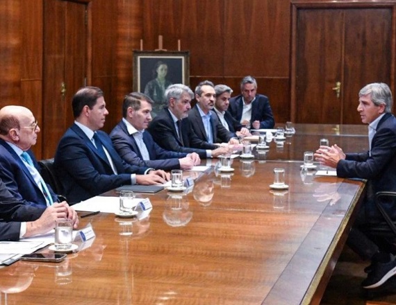 Hubo un acuerdo entre el Ministro de Economía, Luis Caputo, y las principales cadenas de supermercados, para frenar el aumento salarial acordado entre FAECyS y las cámaras patronales del rubro mercantil. 