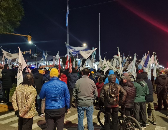 “La responsabilidad que hemos asumido hace muchísimos años de defender seguir habitando Tierra del Fuego, teniendo el trabajo que tenemos, y defendiendo a la industria nacional y los sectores de trabajo”, dijo Oscar Martínez.