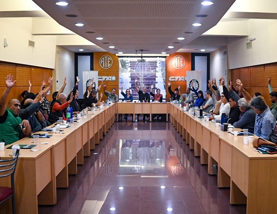 “La paritaria de la Administración Pública se convirtió en un fraude. Con buenos modales no vamos a recuperar los salarios que en los últimos 16 meses el Gobierno nos robó”, indicó Rodolfo Aguiar.