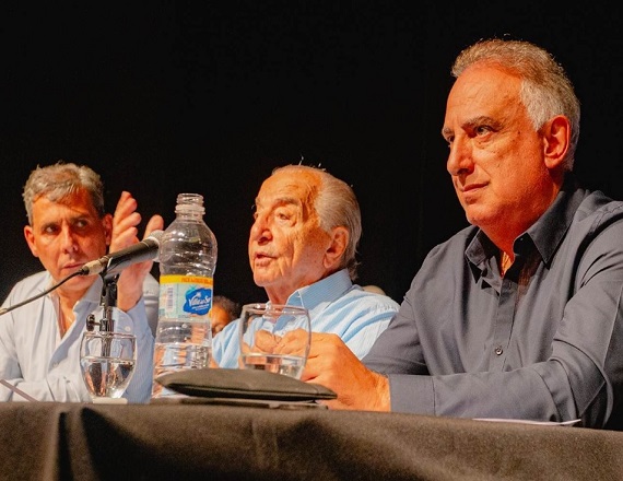 En la asamblea también se llegó a la conclusión de declarar el estado de alerta y efectuar asambleas en los puestos de trabajo para informar a los compañeros y compañeras sobre la vigencia del acuerdo paritario celebrado recientemente.