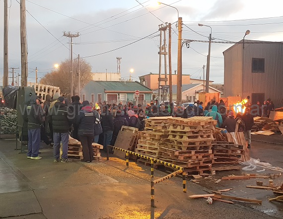 Desde la tarde y noche del miércoles, y desde las primeras horas de este jueves 15, los trabajadores metalúrgicos sostienen una fuerte presencia en los ingresos a las fábricas, incluso bloqueando la circulación vehicular en las zonas fabriles.