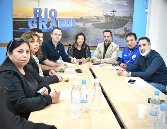 “Estamos contentos porque pudimos acordar un aumento salarial en mesa paritaria, algo que es muy importante porque vamos a seguir discutiendo salarios”, comentó el titular de ATE seccional Río Grande, Felipe Concha.
