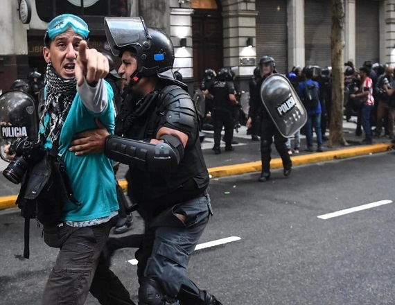 Según el último informe anual del Foro de Periodismo Argentino (FOPEA), en 2024 se registraron 179 agresiones a periodistas, un 53 por ciento más que el año anterior.