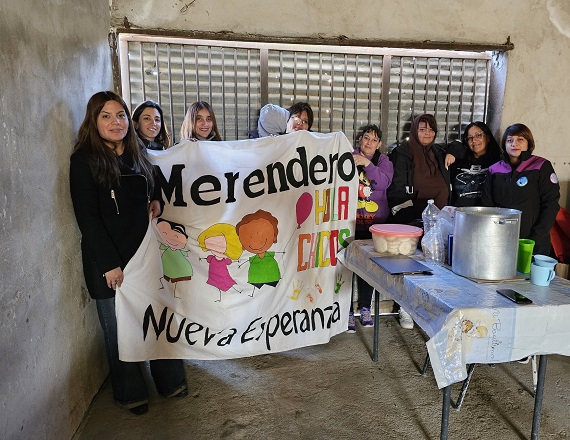 “Agradecemos eternamente por la ayuda, ya veníamos con unas semanas complicadas porque no teníamos insumos como para seguir con la merienda”, comentó la referente del Merendero “Nueva Esperanza”, Johana Painemal.