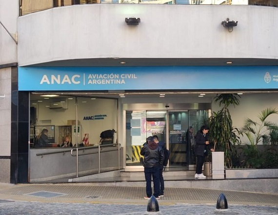 Las amenazas sobre la ANAC comenzaron apenas el Gobierno libertario llegó a la Rosada. Los gremios vienen advirtiendo que eventuales recortes ponen en peligro la seguridad aérea en los aeropuertos de todo el país.