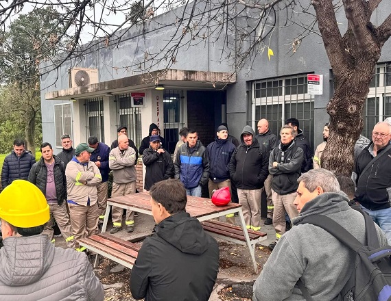 Desde la UOM-Villa Constitución, enfatizaron que el conflicto no puede entenderse como un hecho aislado, sino que es una consecuencia directa de la paralización de la obra pública impulsada por el Gobierno de Javier Milei.