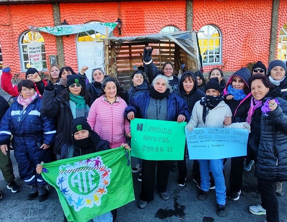 Mientras los discursos oficiales hablan de igualdad y perspectiva de género, en Los Antiguos hay mujeres trabajadoras acampando, resistiendo y exigiendo lo mínimo: dignidad, trabajo y un salario que permita vivir.