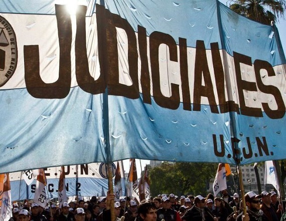 La UEJN viene sosteniendo un plan de lucha desde el año pasado, y advierte que, desde la asunción de Milei, la pérdida del poder adquisitivo de los salarios superó el 32%.