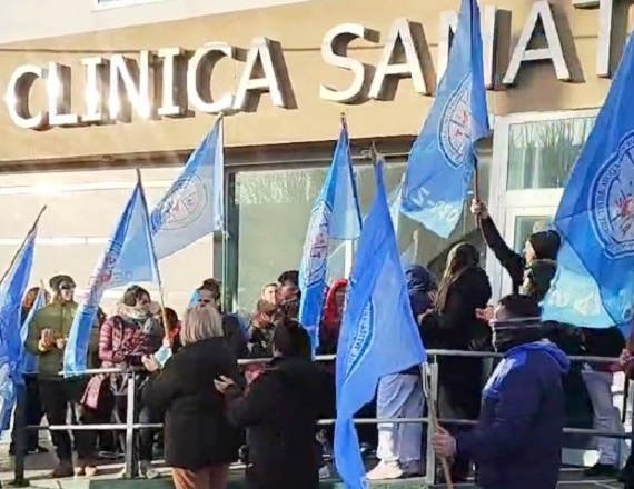 Trabajadores del Sanatorio Fueguino volvieron a manifestarse frente a las puertas del establecimiento ubicado en el barrio Mutual que pertenece a la Unión Obrera Metalúrgica seccional Río Grande.