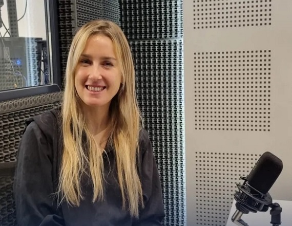 La profesional destacó la relevancia de los primeros auxilios psicológicos en el entorno laboral, enfatizando la comunicación, la empatía, y el acompañamiento como elementos clave para crear un ambiente de trabajo más humano y solidario.