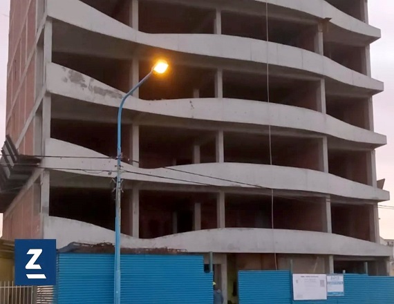 El viernes, un grupo de trabajadores de la empresa Zapco se manifiesto frente a la obra de la Clínica San Jorge, sobre calle Mackinlay y, además, los trabajadores pertenecen también a una obra en la calle Güemes (foto).
