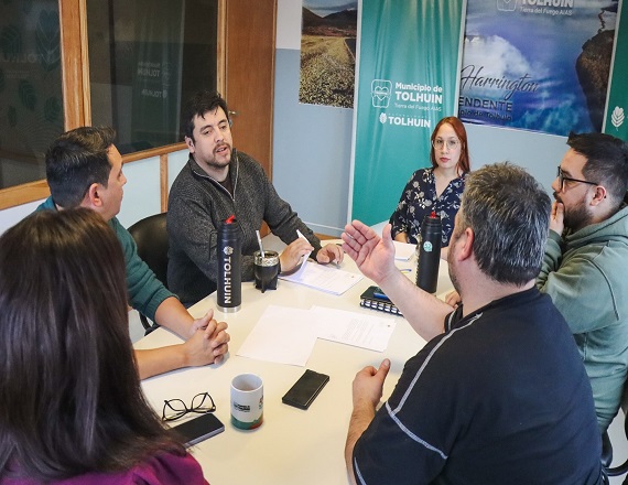 Durante el encuentro, se acordó el ingreso a planta permanente de nuevos agentes, resultado de las vacantes generadas por jubilaciones.