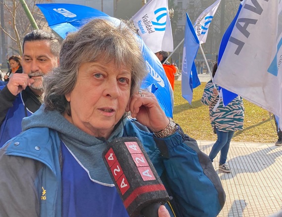 “Existe un gigantesco avance en la perversa tarea de destrucción del Estado/Nación, con la pérdida de empleos y el favorecimiento a las importaciones de mercaderías que proveía la industria nacional”, remarcó Aleñá.
