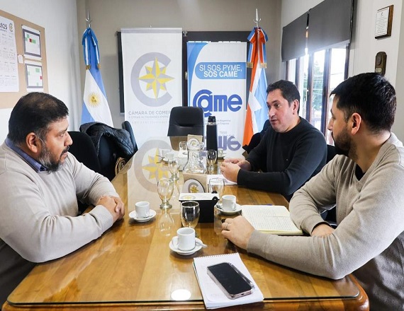 El titular de AMET, Juan Carrizo, expuso los lineamientos de la iniciativa, orientada a fortalecer el sistema educativo técnico de la provincia mediante mecanismos sostenibles y con participación de distintos actores sociales.