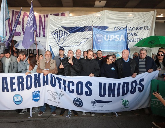 “Hay una desregulación irresponsable y una flexibilización en materia de salarios y condiciones laborales que generan una grave crisis en todo el sistema aerocomercial del país.