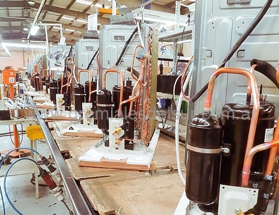 En Argentina, la fabricación de aires acondicionados se concentra principalmente en Tierra del Fuego, especialmente en Río Grande, donde operan varias plantas de diferentes marcas.