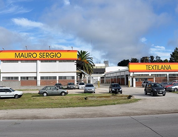 La situación es crítica en todo el país. En lo que va del año, 68 pymes textiles cerraron, más de 4.000 empleos se perdieron, y el uso de la capacidad instalada cayó al 40%. Las compras de indumentaria al exterior crecieron un 136%.