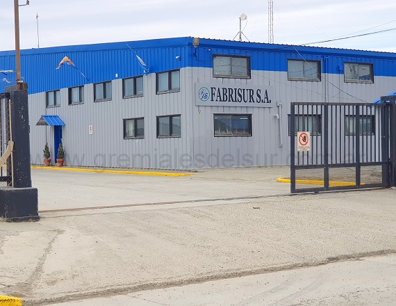 El Secretario General de SETIA Tierra del Fuego, Rodrigo Cárcamo, confirmó que FABRISUR SA ya notificó que reducirá su planta operativa hasta llegar al cese total de actividades.