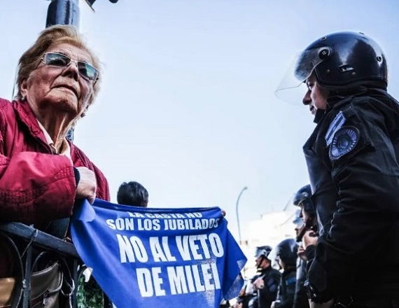 “Milei elige cargar todo el peso del ajuste sobre los sectores populares mientras prioriza el pago del acuerdo usurero con el Fondo Monetario Internacional (FMI)”, remarcó el SUTEF.