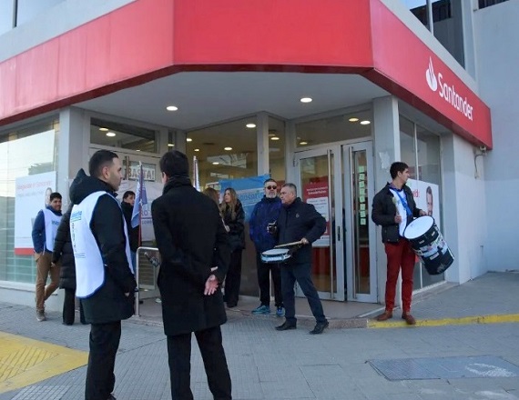La protesta bancaria en Comodoro Rivadavia refleja una problemática mayor que afecta a toda Argentina, donde el ajuste en el sector financiero privado se traduce en despidos, reducción de sucursales y precarización laboral.