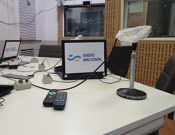 La baja de las dotaciones también está prevista en Radio Nacional, donde podría llegar a ser de la mitad de sus empleados en todo el país. Habría retiros voluntarios antes de avanzar con los despidos.