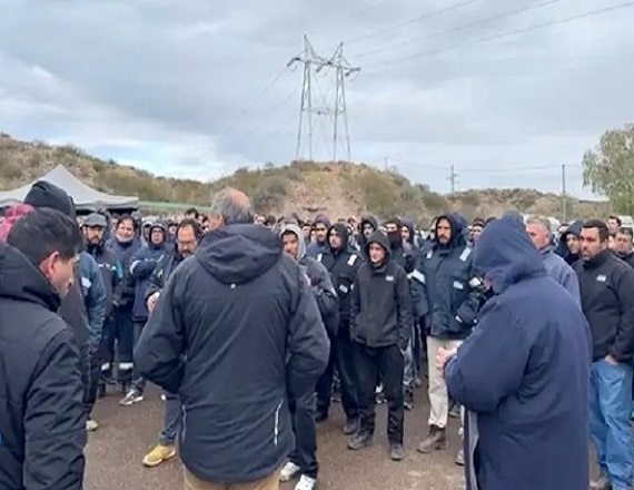 Con los despidos, los salarios adeudados y las indemnizaciones recortadas, el conflicto petrolero en Mendoza se perfila como uno de los más duros de los últimos años, en un contexto nacional por la pérdida de puestos de trabajo.