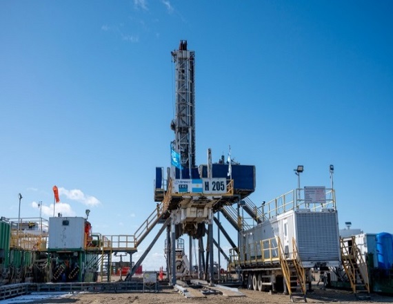 Los despidos masivos responden al retiro de YPF de la provincia después de 80 años de operaciones. La petrolera estatal decidió enfocarse en Vaca Muerta y devolvió diez áreas productivas a Santa Cruz, que ahora busca licitarlas.