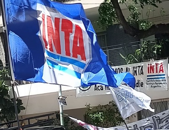 “Se trata de una grave persecución sindical porque el listado de los agentes pasados a disponibilidad son casualmente los Delegados y aquellos que participaron de los reclamos y se movilizaron al Congreso”, indicó Rodolfo Aguiar.