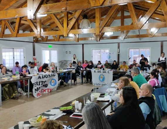 ADOSAC denuncia la decisión “ilegítima y arbitraria” del Consejo Provincial de Educación (CPE) de aplicar descuentos a quienes hicieron uso de su derecho a huelga, y exige la devolución inmediata de estos montos.