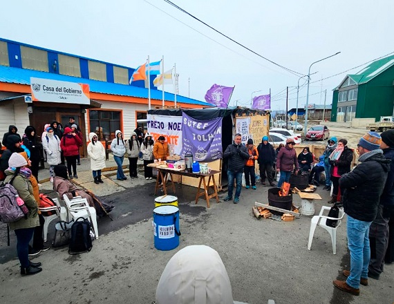Este viernes 5 de setiembre se realiza un paro provincial de actividades y una marcha educativa provincial en la ciudad de Ushuaia. El punto de concentración será en la Casa de Gobierno a las 11 horas. Fotos: Prensa SUTEF Provincial.
