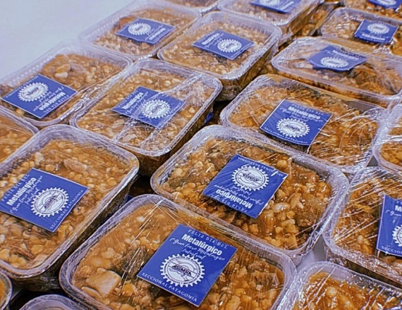 La entrega de porciones de locro se realizó en la sede de ASIMRA seccional Patagonia, ubicada en la calle Venezuela Nº 649 del barrio Mutual de la ciudad de Río Grande.