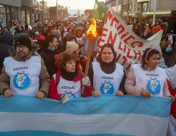 La Asociación de Docentes de Santa Cruz (ADOSAC) también apuntó contra el Gobernador por haber dejado atrás su pasado como gremialista y perseguir a los trabajadores de la provincia.