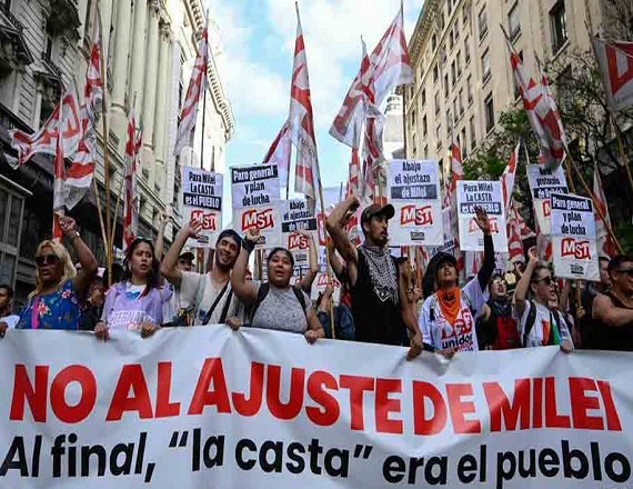 La situación se agravó con la llegada de Milei al Gobierno: se produjeron 200.000 despidos de “empleados en blanco” en 20 meses. La UIA reportó que el 24% de los miembros redujo su dotación de personal, el 19% hizo despidos.