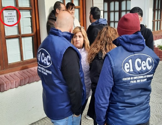 La totalidad de los trabajadores del Registro de la Propiedad del Automotor Nº 1 de Río Grande, recibieron el martes 23 de setiembre los telegramas de despidos. Se trata de 7 trabajadores que cumplían funciones en esa dependencia.