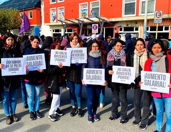 El Congreso Provincial de Delegados del SUTEF resolvió un paro de actividades por 48 horas, que estará supeditado a la aceptación o rechazo de la propuesta salarial presentada por el Gobierno provincial. Se resolverá el lunes 29 de setiembre.