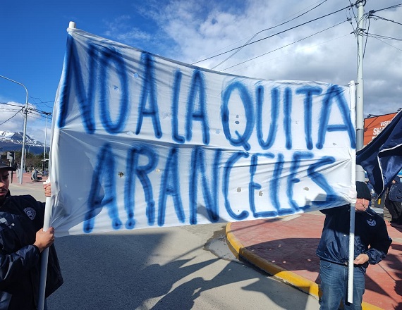 Milei pasó por Ushuaia ante el repudio de los trabajadores y parte de sociedad. Visitó una fábrica, el Parque Nacional, y “huyó de la capital de Tierra del Fuego sin poder realizar la anunciada caminata céntrica de campaña a favor de la LLA.