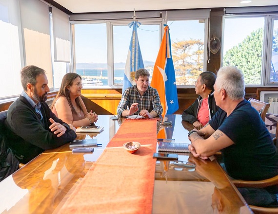 “Estamos en permanente contacto con YPF, y con las autoridades nacionales, para garantizar la continuidad de la actividad y la preservación de las fuentes de empleo”, comento el Gobernador de Tierra del Fuego, Gustavo Melella.