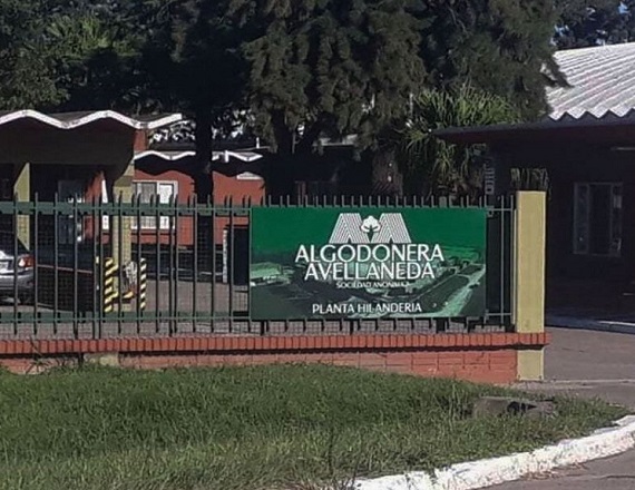 Juan Carlos Bandeo, titular de la Asociación Obrera Textil (AOT) local, advirtió que los dueños de Algodonera Avellaneda “no se hacen responsables de esta semana de parate”, lo que intensifica la inquietud de los empleados.